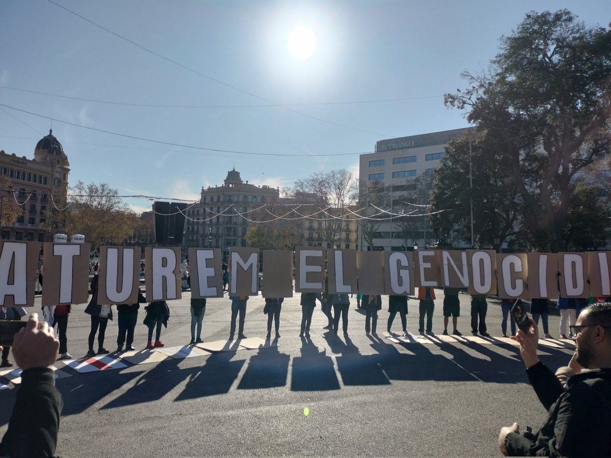 Arribem a Plaça Catalunya amb un missatge clar: 

🇵🇸 Aturem el genocidi
🌳 Aturem l'ecocidi!
❗Aturem el feixisme!

Avui 5.000 persones hem omplert Barcelona, deixant clar que Palestina és la lluita de totes les lluites!

#PalestinaLliure
#StopArmesAmbIsrael