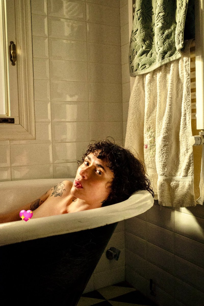 Buscavidas en el pecho llevaré el colgante cuando el cielo violeta se ponga desafiante, ahí voy 
alicewonder.lnk.to/ali_despierta