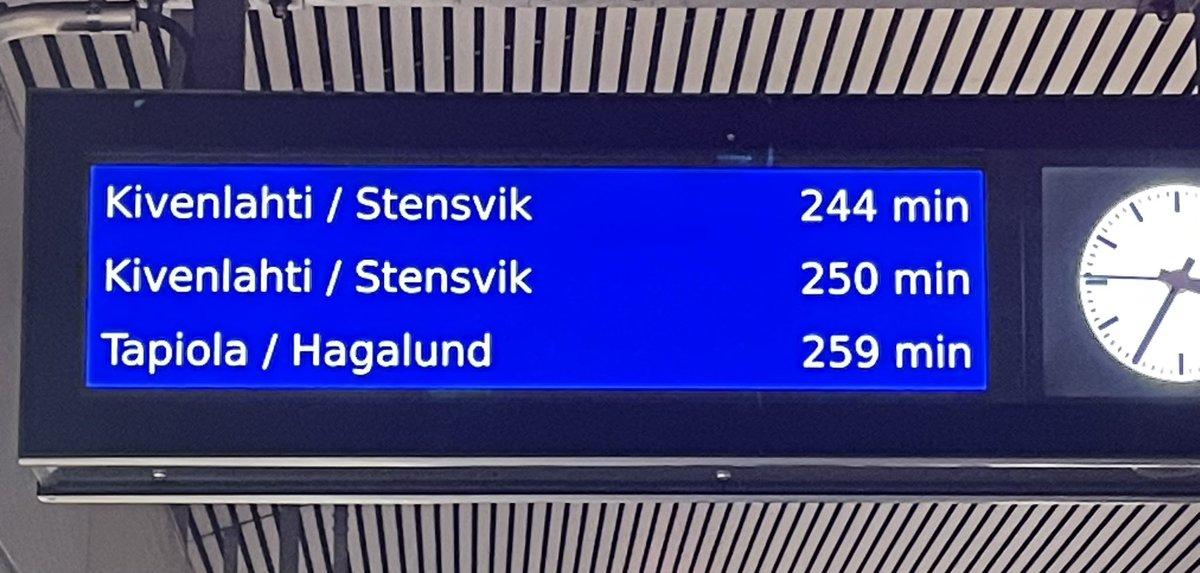 Kylläpäs pitää odottaa kauan! Nopeammin on kävellen perillä.