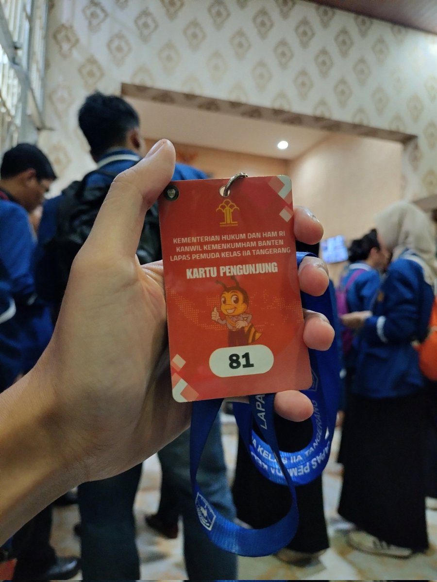 insidejokey's tweet image. not on my 2025 bingo card #januaryedition :
ditugasin ke lapas buat muhasabah diri dgn wawancara napi krn w nge cat rambut (pdhl coklat tua bgt)✨