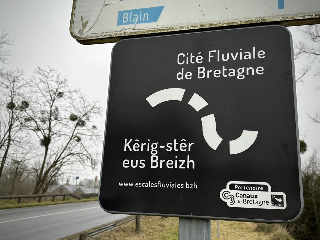 Encore mieux, les nouvelles plaques de rues de #Blain sont également bilingues français-#breton !

Gwelloc'h c'hoazh, plakennoù straed nevez #Blaen a zo divyezhek galleg-#brezhoneg ivez ! 

#LangueBretonne #BZHG #LoireAtlantique #BroNaoned #BZH #Bretagne #44BZH #Naoned