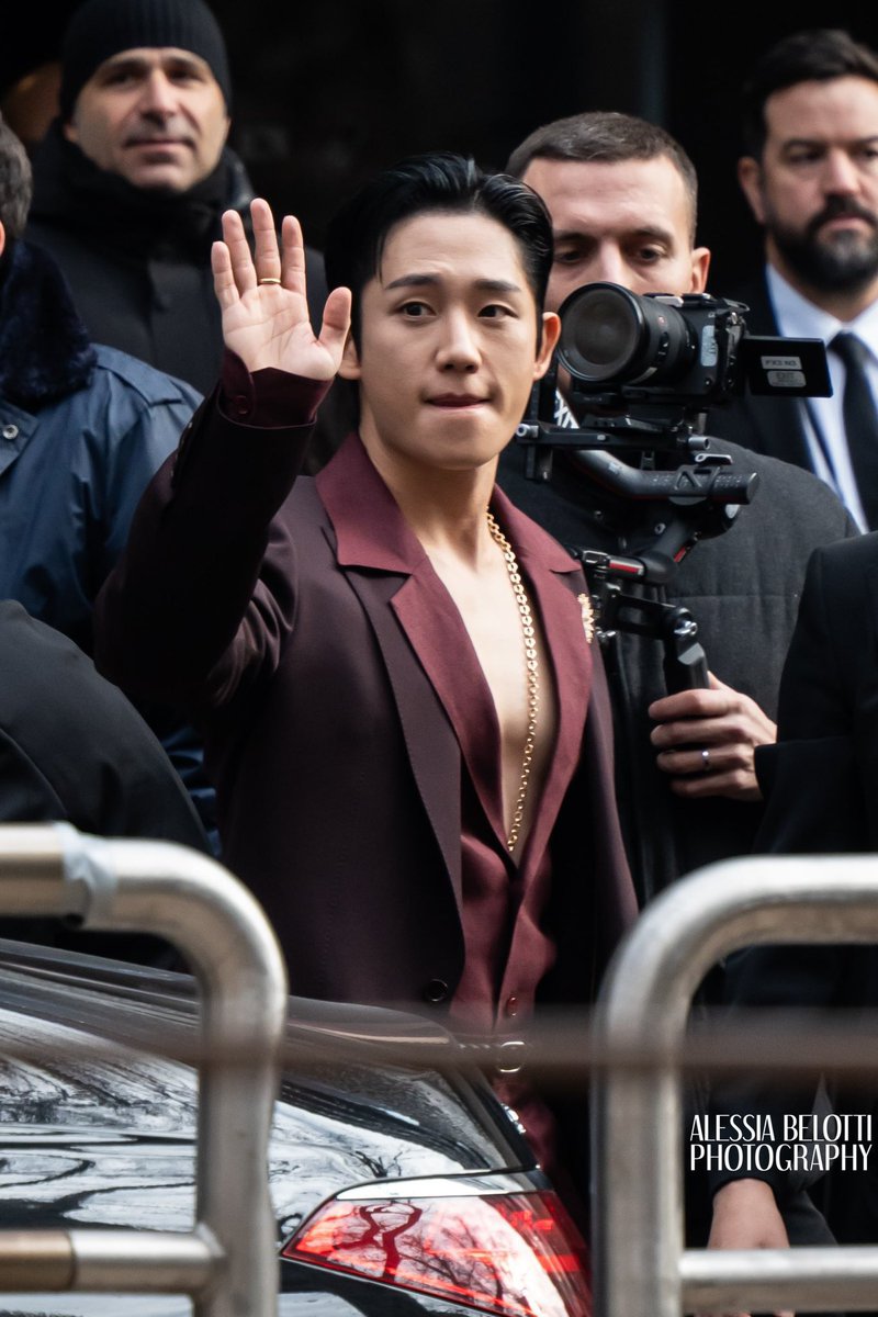 HE LOOKS SO FINE???