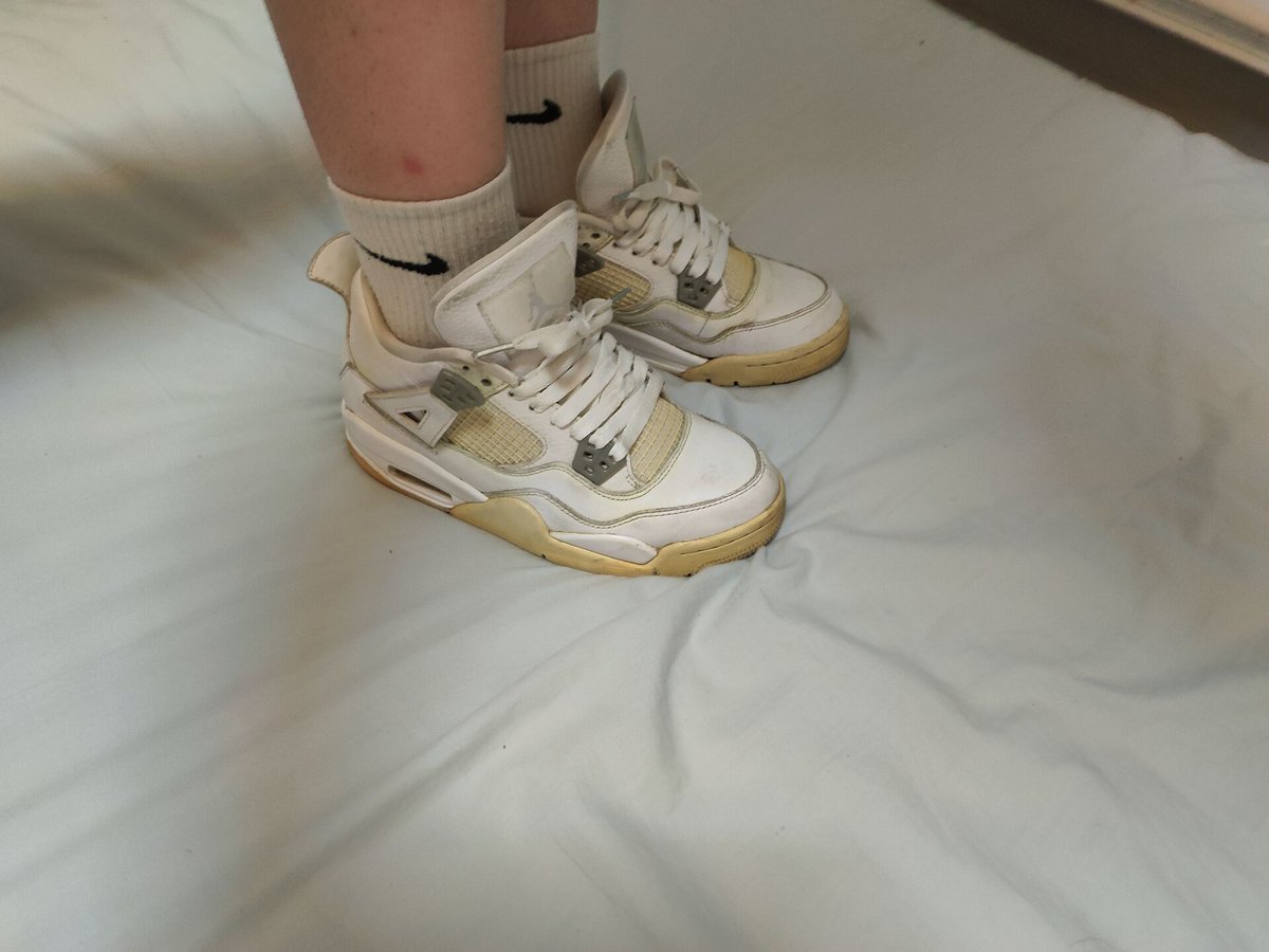 36码aj4哪怕是氧化了颜值也是很高，这双是我收的第一双aj4，刚拿到手是爱不释手哇，可惜手里鞋太多了是该放手了，便宜出（75不包邮）买鞋加我主页Q,现在买鞋可以免门槛费进内部群
#玩鞋 ＃射鞋 ＃毁鞋 ＃贝壳头 ＃lo鞋   #恋物  #打胶 ＃拆鞋