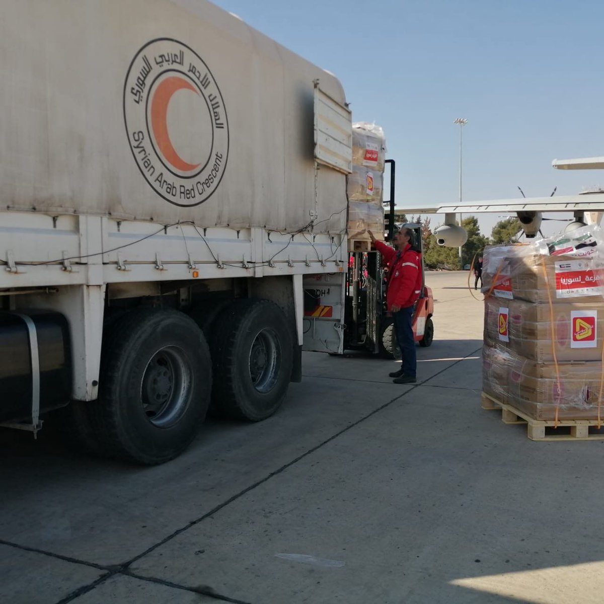 وصول الطائرة الإغاثية السادسة من الجسر الجوي الكويتي محملة بـ 10 أطنان من المساعدات إلى #سوريا
#الكويت