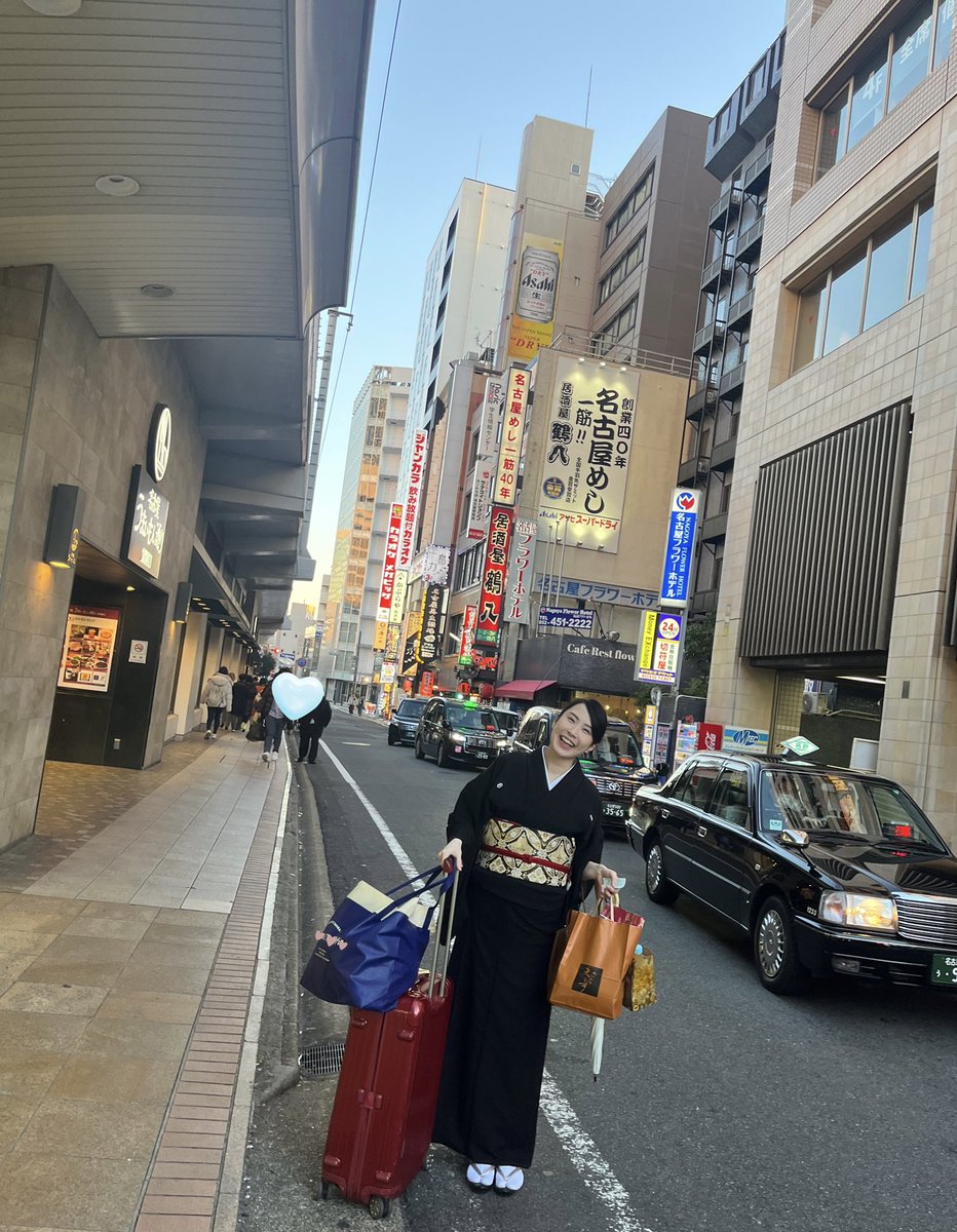 teikyo0130's tweet photo. 大須演芸場で初の独演会、その名も『花鳥風月』🌹🦜🌪️🌙
2階席まで一杯の温かく、恐ろしいほど集中力の高い最高のお客様にご来場を賜り、心から厚く御礼申し上げます😭🙏✨
幟もとっっても嬉しい😭✨
楽しくて終演が延びてしまったので、黒紋付のまま大荷物をガラガラ移動して新幹線に飛び乗りました🤩 https://t.co/091mziqBz2