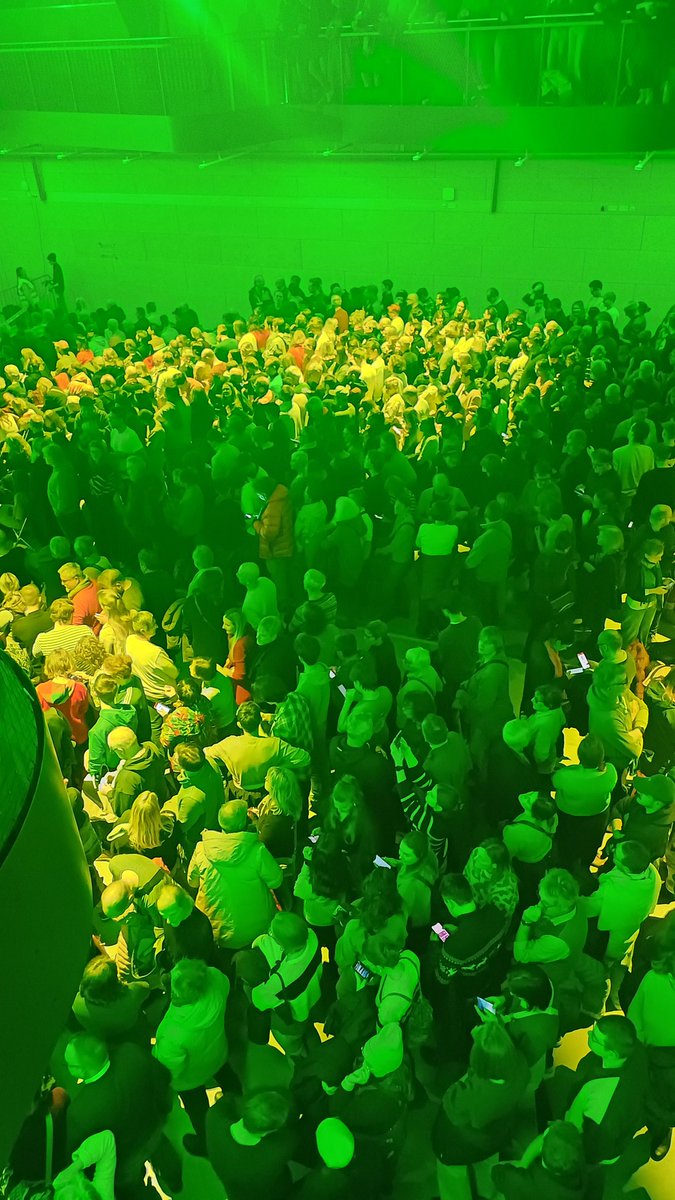 kurb3l's tweet photo. Die Halle in München ist voll, Lt. Veranstalter noch 1000 vor der Tür. #Habeck4Kanzler https://t.co/neZnCY55BL