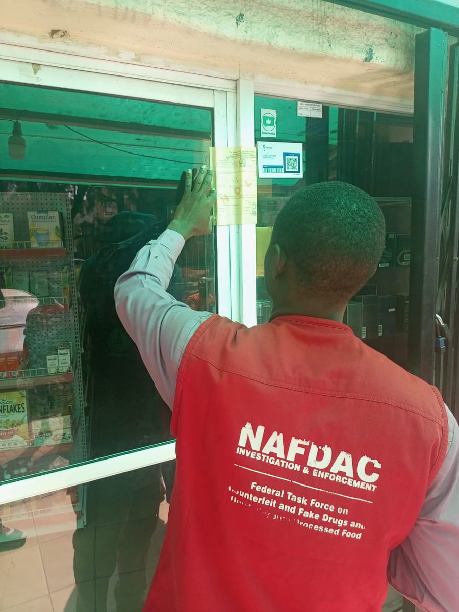 NafdacAgency's tweet image. NAFDAC Seals Pharmacy in Abuja for Selling Expired Drugs.

NAFDAC has sealed off a pharmacy located at Onitsha Crescent, Area 11 – Garki, Abuja, for selling expired and unregistered drugs.