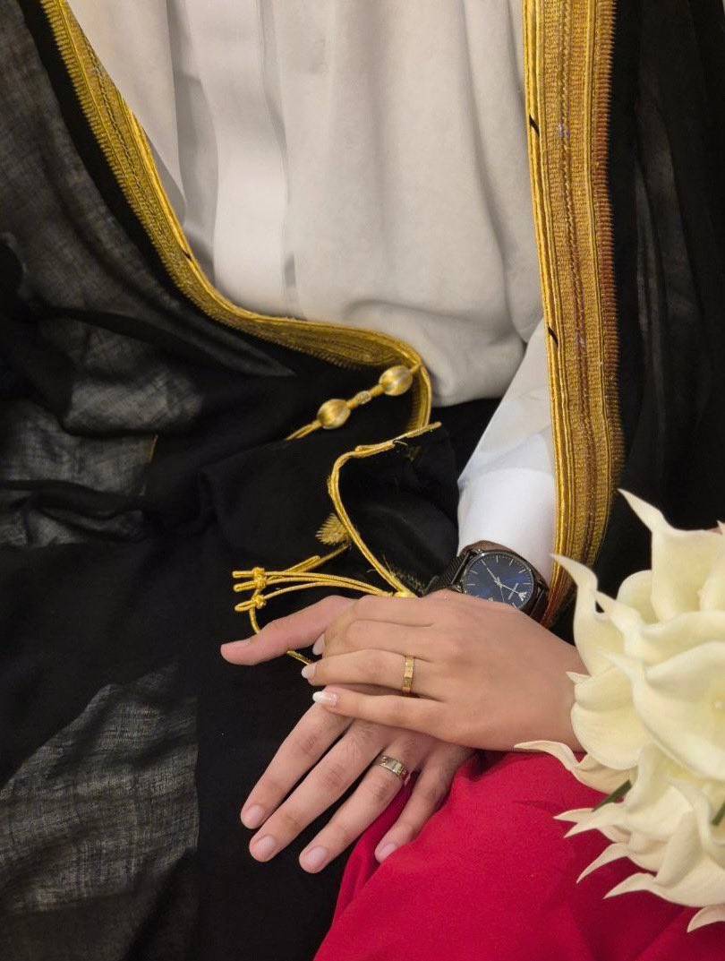 vMSubaie's tweet image. 16.1.2025

{وَمِنْ آيَاتِهِ أَنْ خَلَقَ لَكُم مِّنْ أَنفُسِكُمْ أَزْوَاجًا}

الحمدلله الذي بنعمته تتم الصالحات

تم بحمد الله وفضله عقد قراني على من اختارها الله لي، وارتضيتها زوجةً وشريكةً لحياتي اللهم اجعله ميثاقًا سعيدًا مباركًا محفوفًا بالمودة والرحمة ♥️