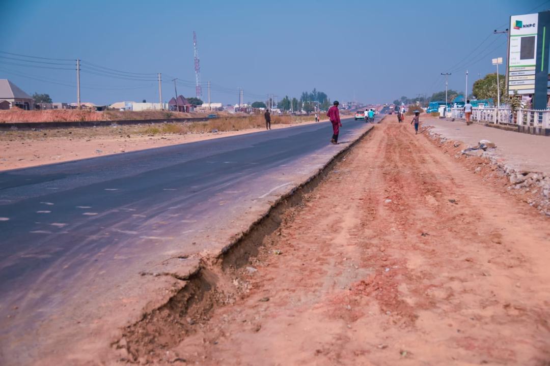 NigeriaStories's tweet photo. BREAKING NEWS: Federal Government orders removal of speed bumps on highways nationwide to improve traffic flow and reduce congestion on major roads. https://t.co/vxpVM8WEly