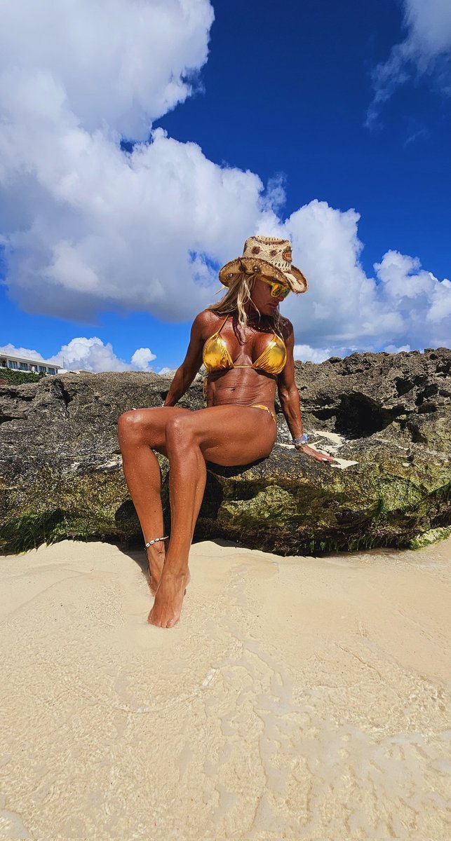 FitBlondie4ever's tweet photo. Didn't notice the bikini going undone... https://t.co/GUa2BsUZuR