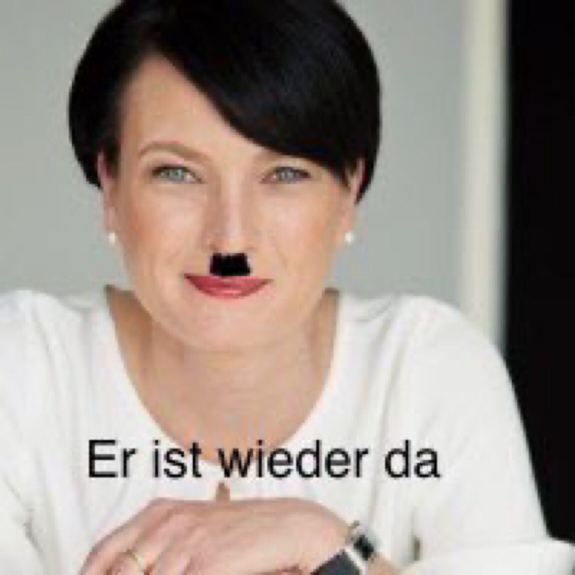 <a href="/nikitheblogger/">Neverforgetniki</a> Von mir aus kann die Bude in die Insolvenz gehen.
Haben sie dann dieser Frau zu verdanken: