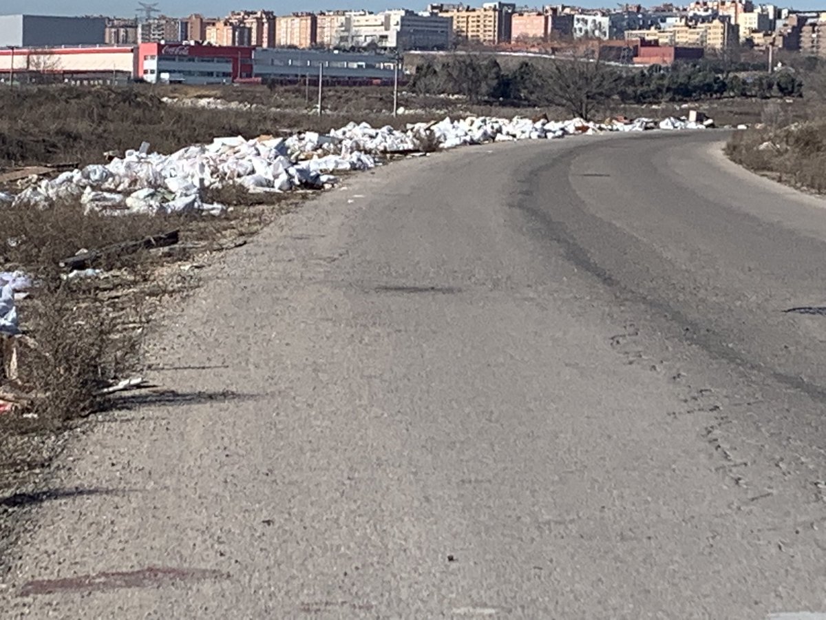 La anterior corporación limpió esta zona después de mucho tiempo exigiéndoselo, a si está ahora con esta corporación,no solo tiran escombros, también los recursos económicos que aportamos los ciudadanos,hasta cuando va seguir sin hacer nada el <a href="/AytoLeganes/">Ayuntamiento de Leganés</a> para evitar esto