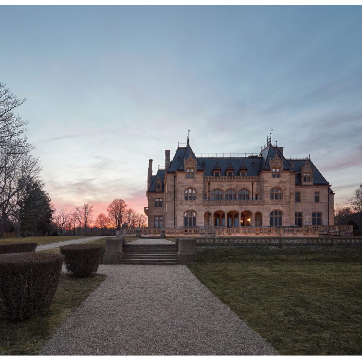 GilesLtd's tweet image. Ochre Court, 1892.
Atlantic Ocean façade.
Newport, Rhode Island.

Featured in “The Gilded Life of Richard Morris Hunt: Architecture &amp;amp; Art for an American Civilization”
By Sam Watters 
With new photography by Michael Froio
@librarycongress 
#AmericanArchitecture #architecture