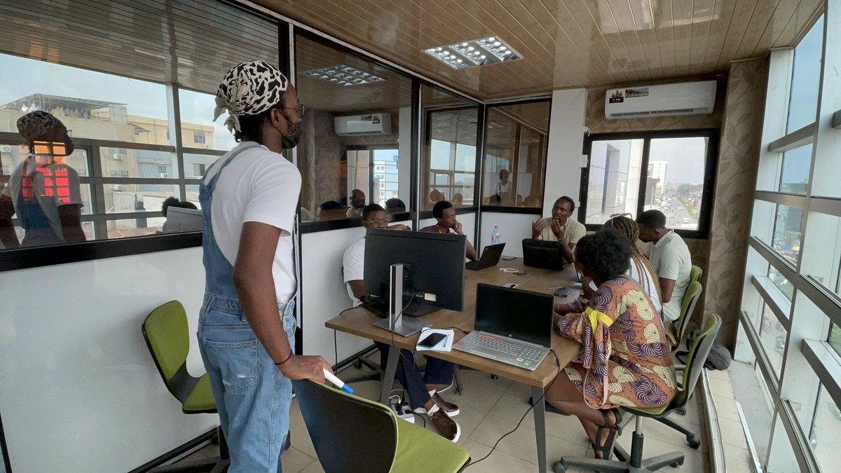 fof_douala's tweet photo. Nous y sommes🎈

Avec @AbdoulayeM_Loic et @Lacollocation ❤️

Atelier sur le Personal Branding🤗 https://t.co/oiE4RSTV3A