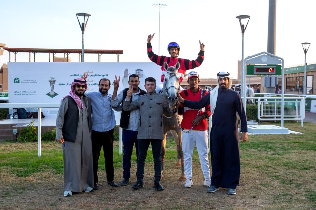 JockeyClub_SA's tweet photo. نتيجة الشوط الـ 5 الحفل ( 81 ) 

◻️الفائز : خطير الخالديه
◻️المالك : حسن علي فرحان الغامدي
◻️المدرب : مصطفى الموسى
◻️الخيال : عبدالله الكريديس 
◻️المسافة : 1600م

#نادي_سباقات_الخيل 🐎 https://t.co/3RGJBQWCKM