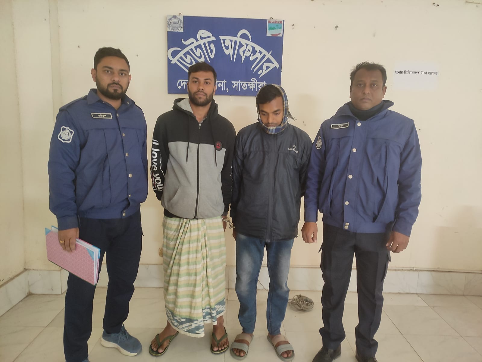 দেবহাটা পুলিশের অভিযানে মাদক ও সাজাপ্রাপ্ত ২ আসামী গ্রেফতার