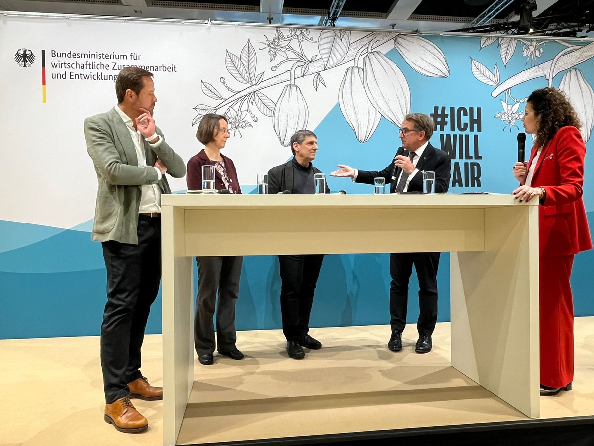 WFP_DE's tweet photo. "Wir produzieren genug, um eine wachsende Weltbevölkerung zu ernähren. Aber die Art und Weise, wie wir das tun, ist oft klimaschädlich und nicht zukunftsorientiert. Es braucht bessere Ernährungssysteme." @cmfrick auf der #igw2025. @KatieGallus https://t.co/AAsiUkE0wE
