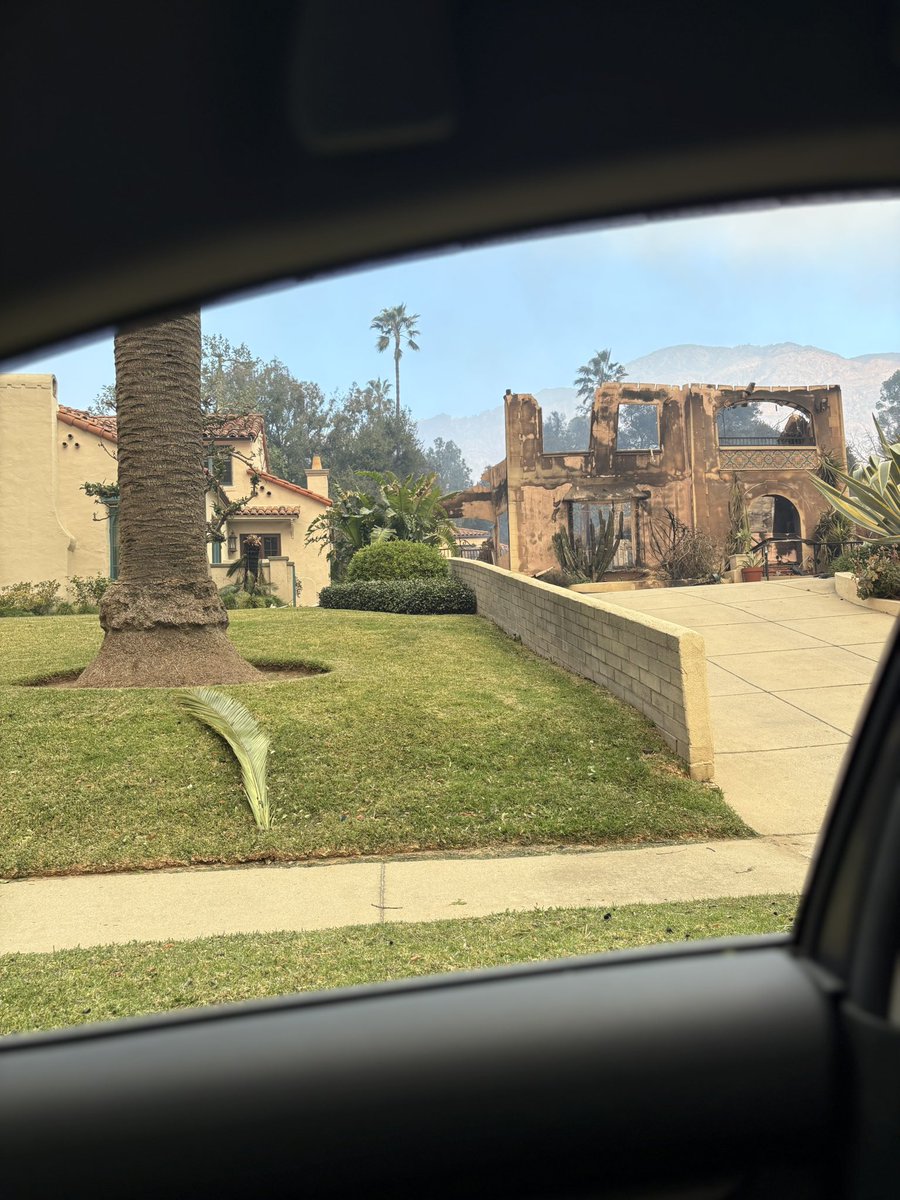 lisacamilleg's tweet photo. @L0m3z Sadly the house next to it didn’t make it 😢 https://t.co/592A0z2T8k