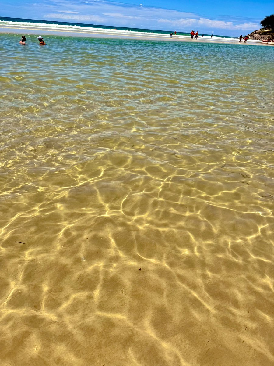 MrhughLthebest's tweet photo. Cylinder Beach, located in Point Lookout on North Stradbroke Island, is a true gem. Stunning views and crystal-clear waters, making it a perfect holiday location 🩵💙🩵💙
#Australia #Brisbane #beaches #Straddie https://t.co/hhUtF00jk8