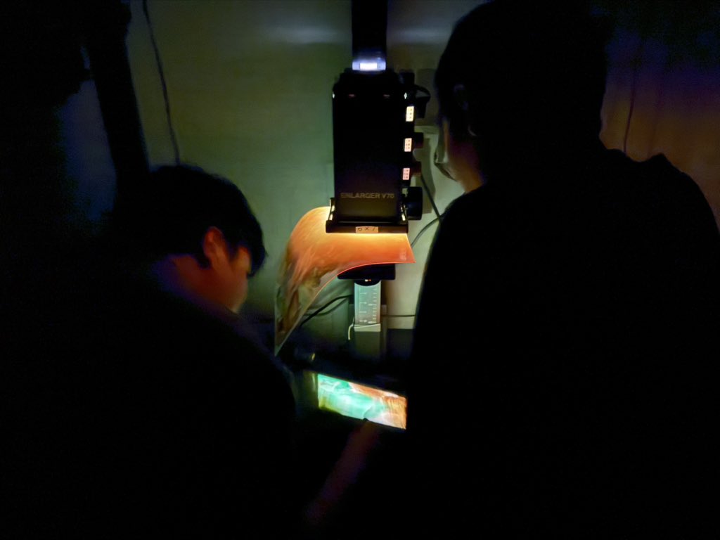 今日はPlace Mの暗室で「わたしハ強ク・歌ウ」の制作。山下澄人、イワモト、山田悠太朗、齋藤千春と✴︎

#わたしハ強ク・歌ウ