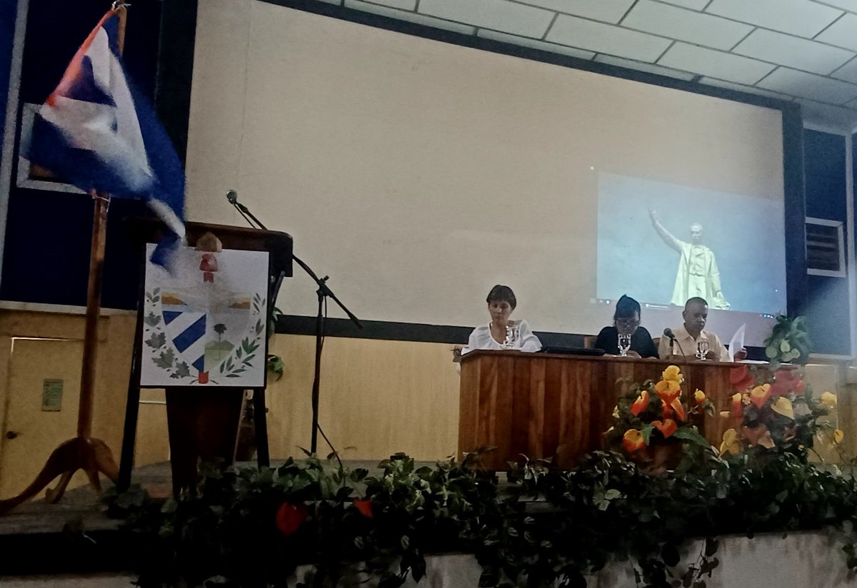 Rolando21013822's tweet photo. Inicia en #Taguasco, Décima Novena Sesión Ordinaria de la Asamblea Municipal del Poder Popular, en su XVIII Período de Mandato realizando homenaje a José Martí en el 172 aniversario de su natalicio. 
#SanctiSpíritusEnMarcha
#PoderPopular 
@DeivyPrezMartn1 @DiazCanelB https://t.co/8gklFmRifn