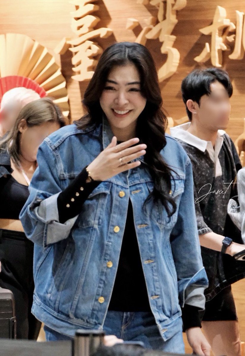 ReloxGrace31038's tweet image. This is P&apos;Faye&apos;s reaction when she saw so many fans waiting at them patiently at the airport. look how surprised and happy she is seeing them .. P&apos;Faye u deserve all the love and happiness in the world, we love u so much 

#FayePeraya