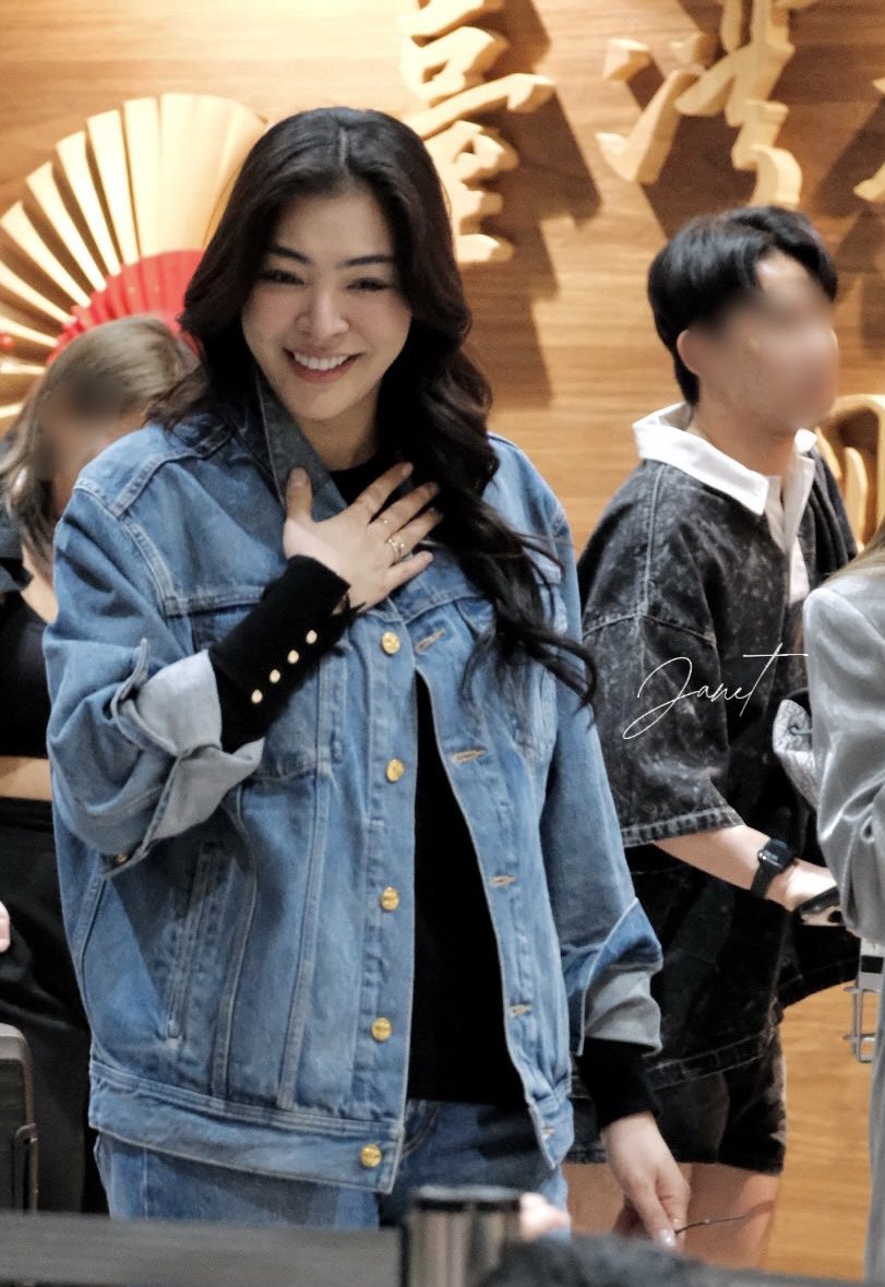 ReloxGrace31038's tweet image. This is P&apos;Faye&apos;s reaction when she saw so many fans waiting at them patiently at the airport. look how surprised and happy she is seeing them .. P&apos;Faye u deserve all the love and happiness in the world, we love u so much 

#FayePeraya