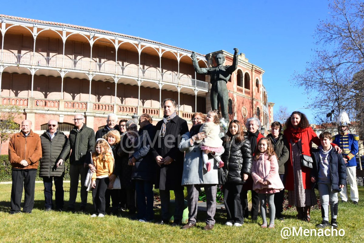 objetivoeltoro's tweet photo. Ofrenda floral a #JulioRobles en el 24° aniversario de su muerte a los pies de #LaGlorieta.
#Salamanca no olvida a uno de sus grandes artistas y referentes de la historia.
#torero #tauromaquia #heroe #cultura @CGCarbayo https://t.co/fogpVUBPXQ