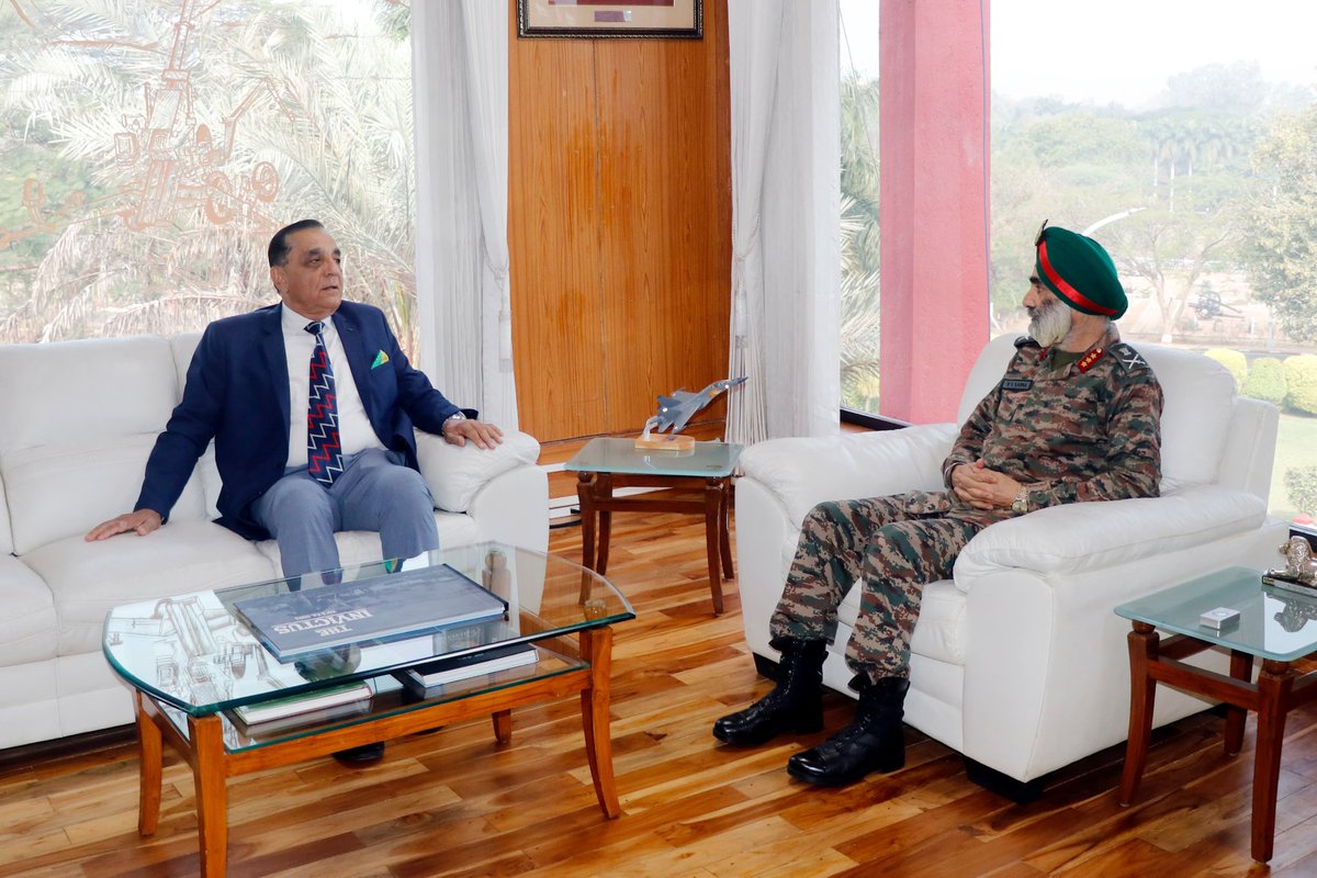 IaSouthern's tweet image. Gen Deepak Kapoor (Retd), Honorary Colonel Commandant, Regiment of Artillery, visited the #SchoolOfArtillery, #Devlali, where he was briefed on key training and infrastructure initiatives. Interacting with Student officers, instructors and staff, he lauded the establishment’s…