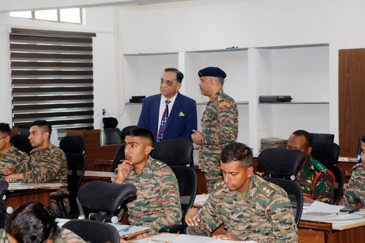IaSouthern's tweet image. Gen Deepak Kapoor (Retd), Honorary Colonel Commandant, Regiment of Artillery, visited the #SchoolOfArtillery, #Devlali, where he was briefed on key training and infrastructure initiatives. Interacting with Student officers, instructors and staff, he lauded the establishment’s…