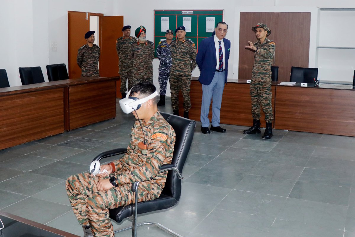 IaSouthern's tweet image. Gen Deepak Kapoor (Retd), Honorary Colonel Commandant, Regiment of Artillery, visited the #SchoolOfArtillery, #Devlali, where he was briefed on key training and infrastructure initiatives. Interacting with Student officers, instructors and staff, he lauded the establishment’s…