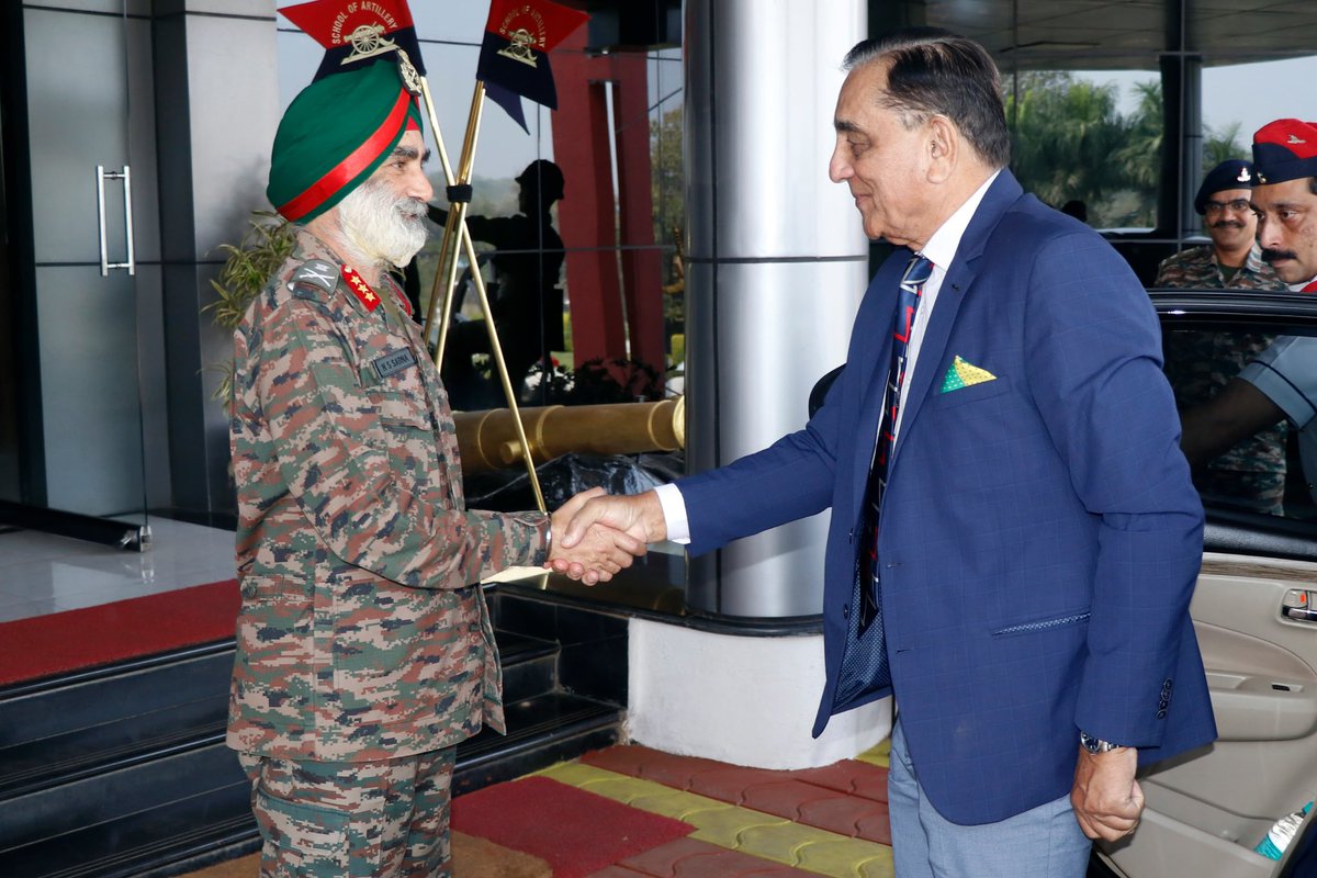 IaSouthern's tweet image. Gen Deepak Kapoor (Retd), Honorary Colonel Commandant, Regiment of Artillery, visited the #SchoolOfArtillery, #Devlali, where he was briefed on key training and infrastructure initiatives. Interacting with Student officers, instructors and staff, he lauded the establishment’s…