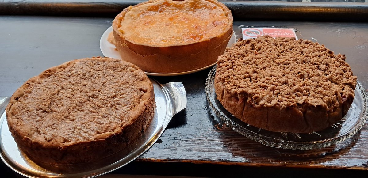 Auch dieses #Wochenende gibt's wieder lecker #Kuchen. Diesmal dreierlei vom Apfel: ein aprikotierter gedeckter Apfelkuchen, ein Apfel-Mandel-Kuchen (#vegan) und ein Apfel-Zimt-Streusel (#vegan). Dazu nen warmen #Glühwein. Lasst es euch schmecken 😋