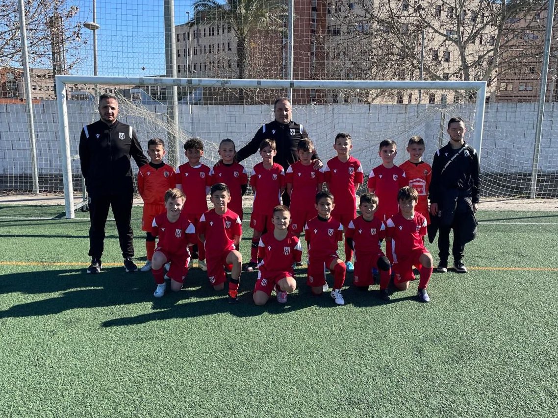 ✅📸 Nuestro #benjamínC después de su victoria con remontada incluida en el derbi ante el Imperio (3-4)

¡Nos ponemos primeros! 💪🏻 vamos, romanos ⚪️⚫️