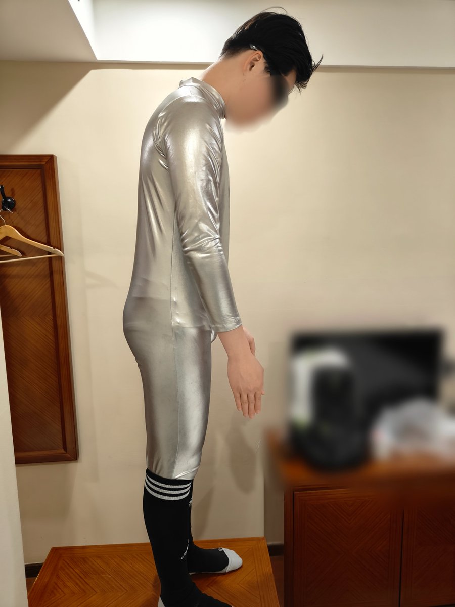 robot_hypno's tweet photo. 虽然机器人进入了关机模式，但是仰视它仍然具有威慑力。 https://t.co/PYAsRiuReQ