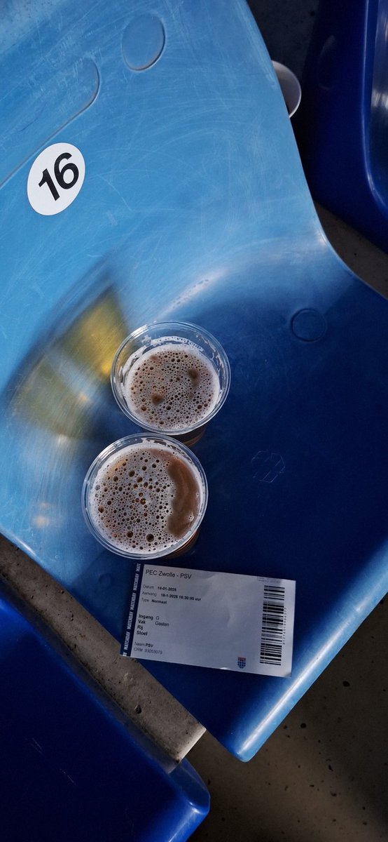suu_super's tweet image. En binnen! Proost 🍻
#awaydays #pecPSV 💪🏻♥️🤍