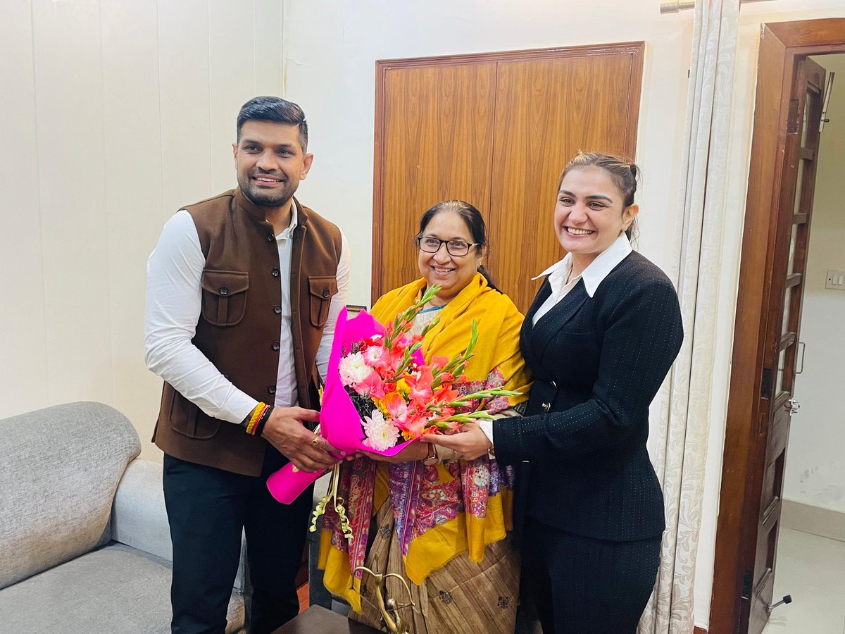 विश्व मुक्केबाजी में भारत का विश्व में मान बढ़ाने वाली श्रीमती स्वीटी बूरा और कबड्डी टीम के पूर्व कप्तान श्री दीपक हुड्डा से आज अपने निवास पर मुलाकात की। 

इस अवसर पर, उन्हें अर्जुन पुरस्कार से सम्मानित किए जाने पर उन्हें बधाई एवं उज्जवल भविष्य के लिए शुभकामनाएं दीं।
#ArjunAward