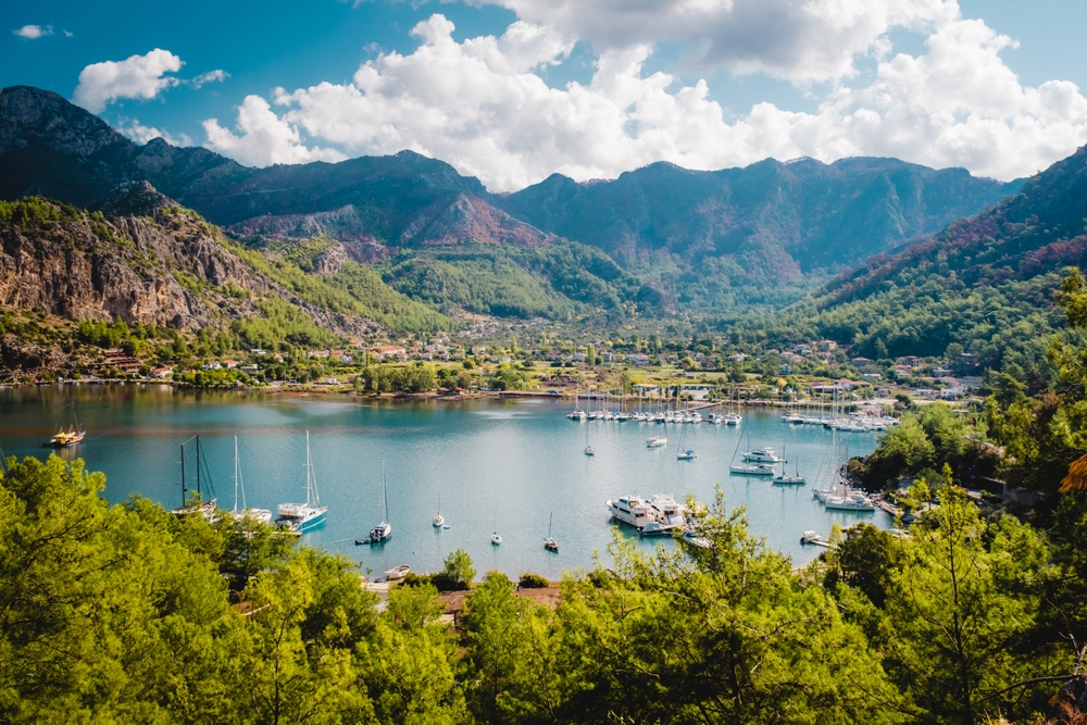 Marmaris’te Efsane Bir Durak: Kız Kumu ve Bozburun Adası 💫

Ege’nin saklı cennetlerinden biri olan Marmaris, keşfetmen gereken büyüleyici duraklarla dolu. Bunların başında, efsaneleriyle ünlü Kız Kumu ve doğal güzellikleriyle hayran bırakan Bozburun Adası geliyor. 😍

Kız Kumu,