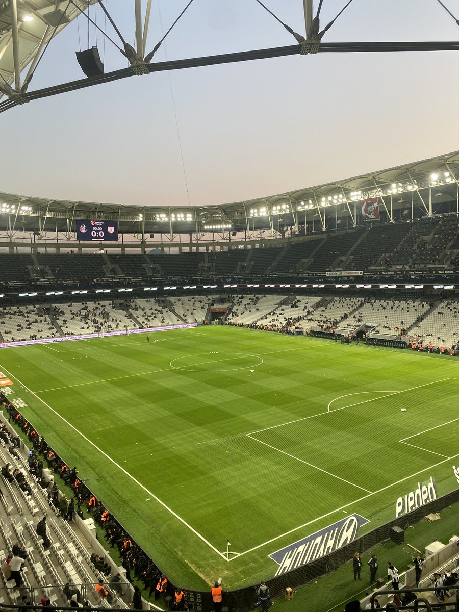 Dolu bir deplasman tribünü çok olmasa da dolu stad karşılıklı atışmalar coşkulu taraftar
Özlemişiz BASTIR BEŞİKTAŞ 🦅