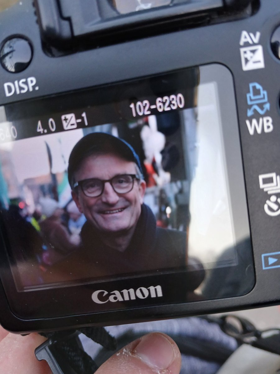 KoeAntifa161's tweet photo. #dus1801 war Vielfältig.
#ThomasGeisel marschiert mit #BDS , #Hamas, #Nazis für #Antisemitismus
Teilnehmender der antisemitischen Versammlung versucht #Israel Fahne wegzunehmen
Doitsche #NaziJugend versuchte zu stressen.
Aber es gab auch schöne Momente... https://t.co/cy4O0qXHp8