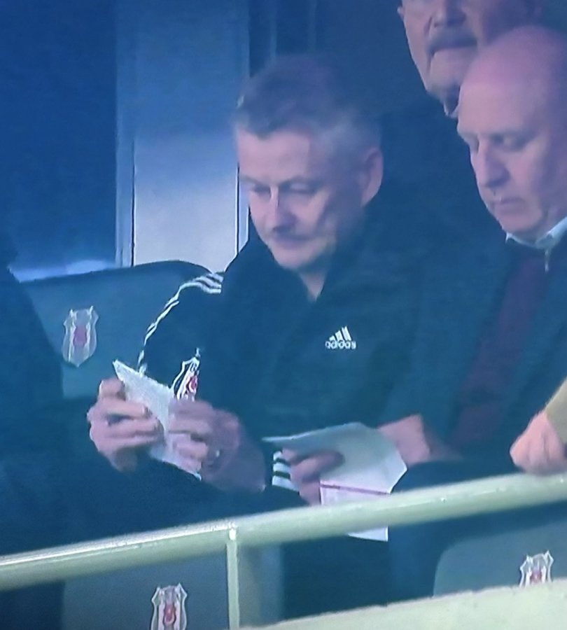 masuakunun annesinin fotosuna bakıyolarmış