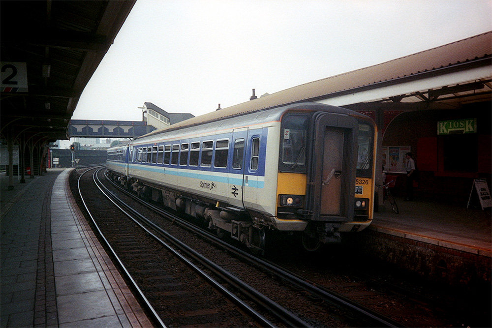 RexKram55112378's tweet photo. When two become one, the life and times of 153376. Firstly as half of 155326 at Fratton in 1991, then solo at Crewe in 1999, looking brighter at Beeston in 2014 and finally in Portsmouth in 2023. #BlueBoi #Bubble https://t.co/Eh099JyIxN