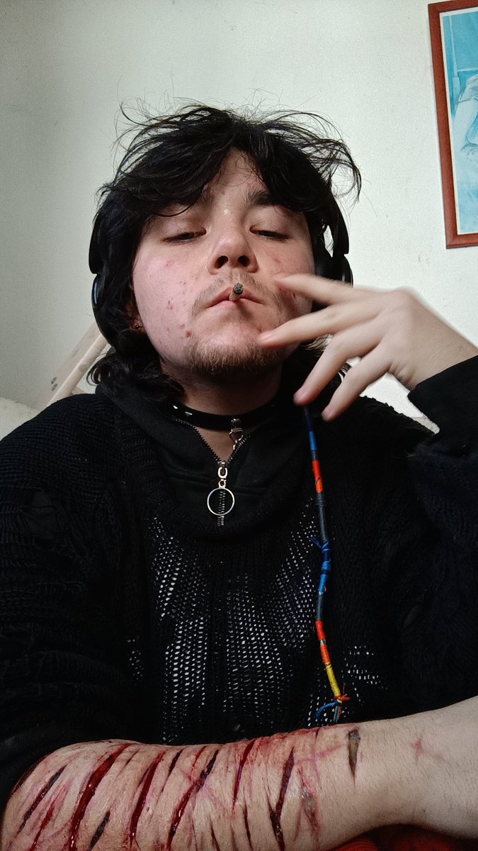 willisntreal_'s tweet photo. I try to find myself pretty but whatever i'll always find myself ugly https://t.co/qbmVsGXDYa