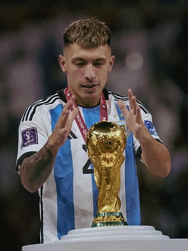 🔰 Embajador honorario de Defensa y Justicia. 

🇦🇷 Ídolo del Halcón y de la Selección Argentina.

⭐️ Campeón del mundo.

🎂 ¿Algo más? ¡Feliz cumpleaños, <a href="/LisandrMartinez/">Lisandro Martinez</a>!