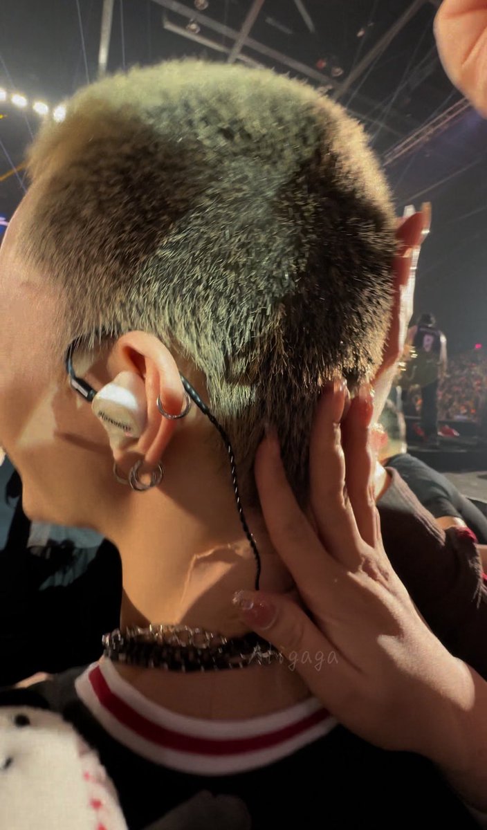 hyunesposo's tweet image. se inveja matasse eu já tava a sete palmos do chão..