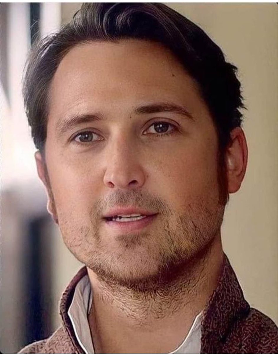 These brown eyes…🫠

#Sanditon
#BenLloydHughes