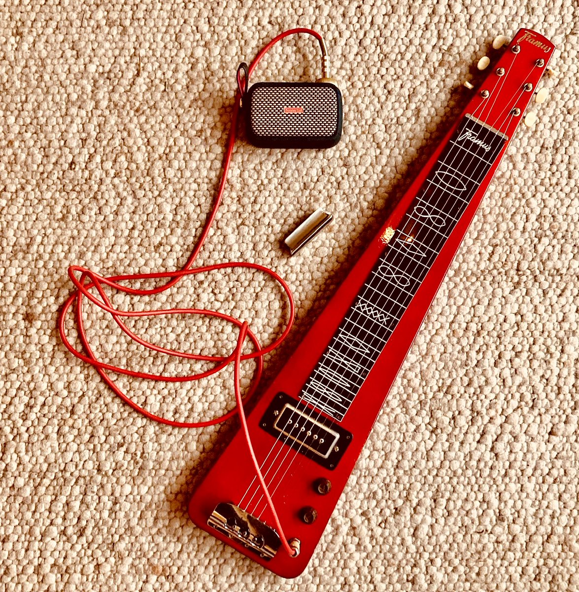 My new old "space guitar"😎 
(Framus Waikiki lap steel 1970)
 Very nice for spacy ambient/desert sounds!