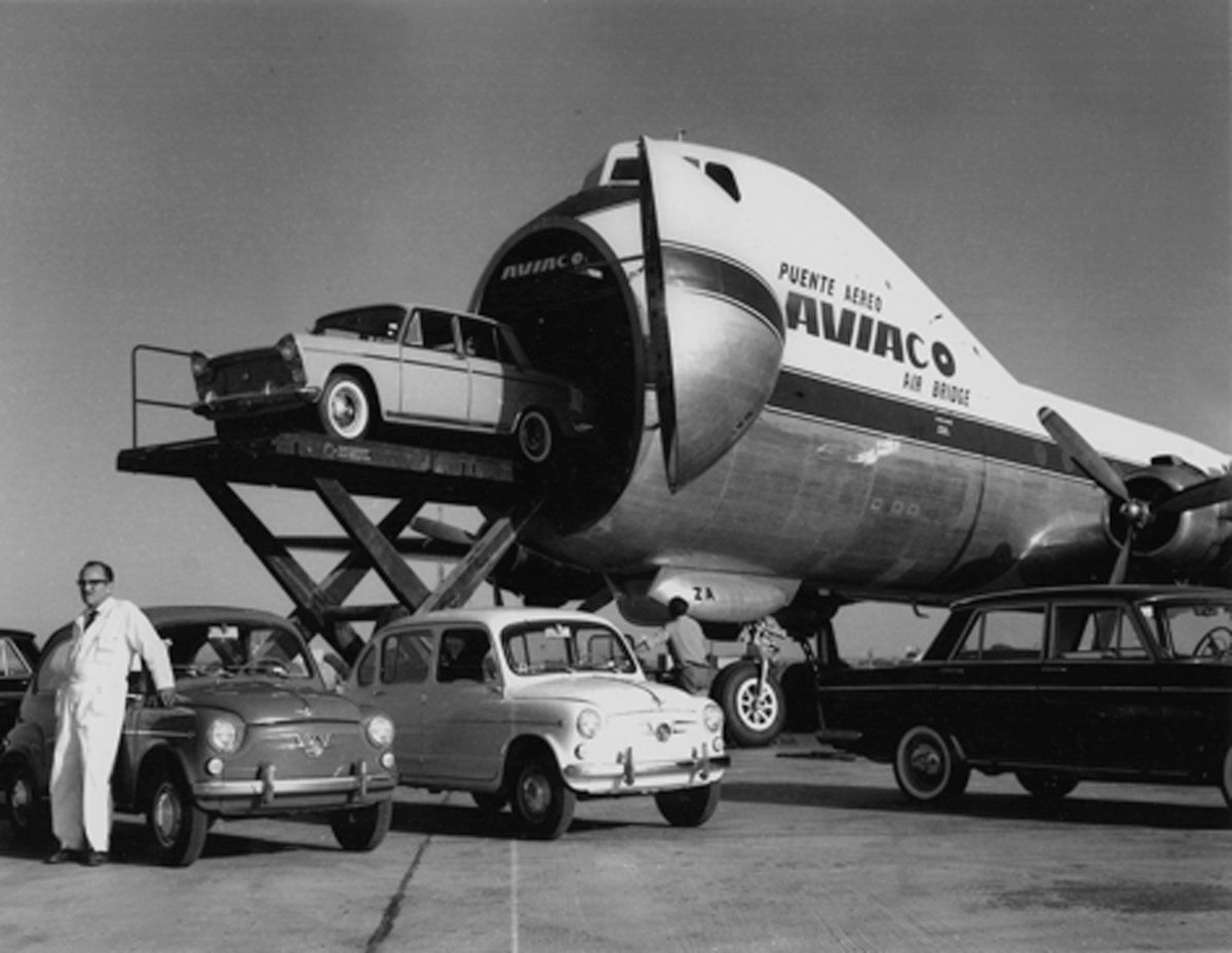 RetroCoast's tweet image. Aviation Traders Carvair
In the 1960s #British travel company Aviation Traders realized there was a need for a specialty plane that could transport wealthy families AND their cars across Europe.
The ATL-98 cargo plane was the perfect airframe, and the Carvair was born. #Aviation