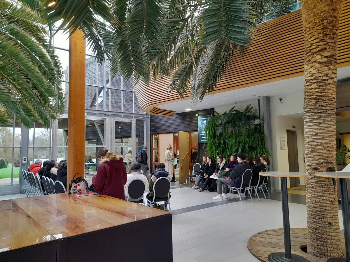 #JeRecruteAvecFranceTravailPro |📢Job Dating Terra Botanica 🌴
🎯Plus de 200 postes à pourvoir pour la saison du Parc🌻 
✅ 700 candidats attendus aujourd'hui
☀️Postes à pourvoir ▶️ Vendeur, Hôte d'accueil, Paysagiste, Technicien maintenance, Agent de restauration, Animateur...