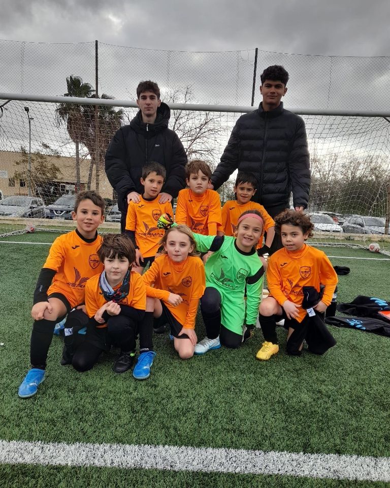 PREBENJAMÍ 🟠⚫🫶🏽
Aquests petits cracks avui han aconseguit la primera victòria de la temporada. La primera de moltes al Campanet. Enhorabona artistes 🥰